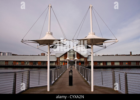 Schmaler Fußgängerbrücke über die Victoria Dock, die City Quay Geschäftsgebäude in Dundee, Großbritannien Stockfoto