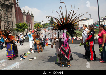 Stammes-indischen Heiler auf dem Zocalo in Mexiko-Stadt DF Stockfoto