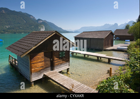 Bootshäuser am Ufer des Wolfgangsee in Österreich Stockfoto