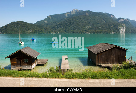 Bootshäuser am Ufer des Wolfgangsee in Österreich Stockfoto