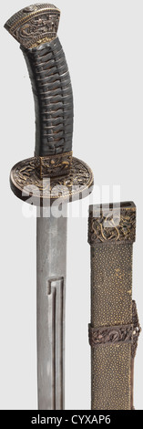 Ein chinesischer dao mit einer damaszener Klinge, 1. Hälfte des 19. Jahrhunderts leicht gebogene Damaszener einkantige Klinge mit schmalen Fullern auf beiden Seiten. Bronze Schutzscheibe und Griffmontage mit Drachen Dekoration in Relief. Griff mit Lederbezug. Holzscheide mit Imitation von Viskose bedeckt und mit Bronze Möbel in Relief verziert. Länge: 100 cm, historisch, historisch, 19. Jahrhundert, Stoß, Schusswaffen, Handwaffe, Handwaffen, Nahkampfwaffen, Handheld, Klinge, Klingen, Waffe, Waffen, Waffen, Waffen, Objekt, Objekte, Stills, Clipping, Ausschnitte, Cu, Additional-Rights-Clearences-nicht verfügbar Stockfoto