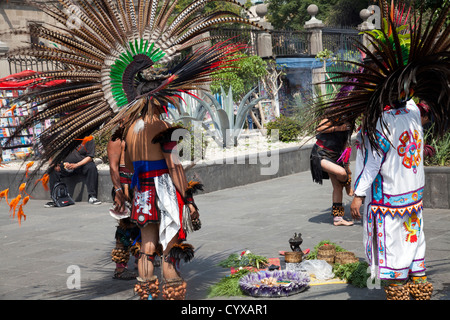 Stammes-indischen Heiler führen Ritual auf dem Zocalo in Mexiko-Stadt DF Stockfoto