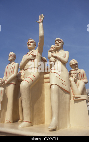 Großbritannien, Birmingham, Centenary Square, der "vorwärts-Statue" von Raymond Mason. Stockfoto