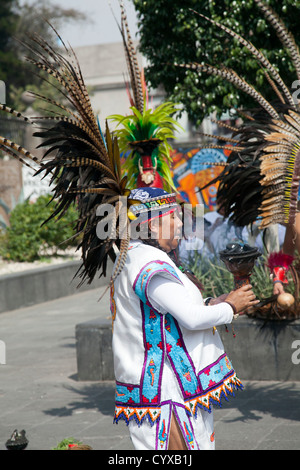 Stammes-indischen Heiler führen Ritual auf dem Zocalo in Mexiko-Stadt DF Stockfoto