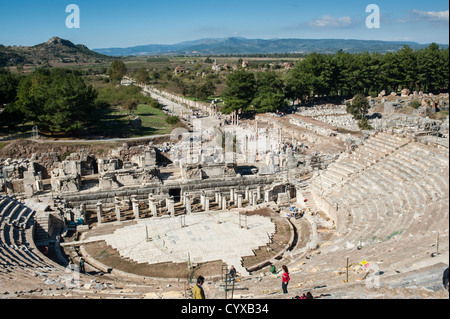 Dies ist das prächtigste Bauwerk in antiken Stadt Ephesus. Das grosse Theater befindet sich am Hang des Hügels Panayir. Stockfoto