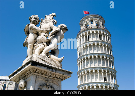 Statue vor der hängenden Turm von Pisa Stockfoto