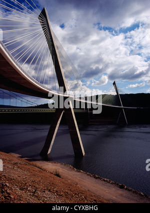 Teil-Blick vom Nordufer der Pont de Terenez Hängebrücke über den Fluss Aulne in 2011 Europa Europäische abgeschlossen Stockfoto