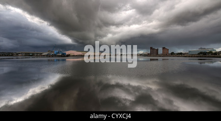 Birkenhead dock Docklands am Wasser mit einem stürmischen Himmel Stockfoto