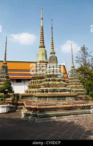 Kleinen Chedi Türme auf dem Gelände des Tempels Wat Pho in Bangkok, Thailand Stockfoto