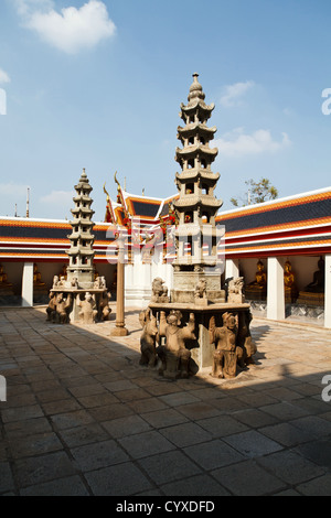 Kleinen Chedi Türme auf dem Gelände des Tempels Wat Pho in Bangkok, Thailand Stockfoto