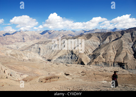 Eine Frau über den Shey La Pass in das innere Dolpo Region des westlichen Himalaya in Nepal Stockfoto