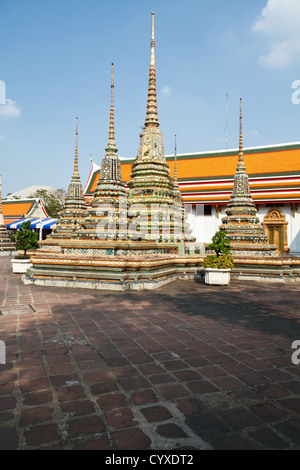 Kleinen Chedi Türme auf dem Gelände des Tempels Wat Pho in Bangkok, Thailand Stockfoto