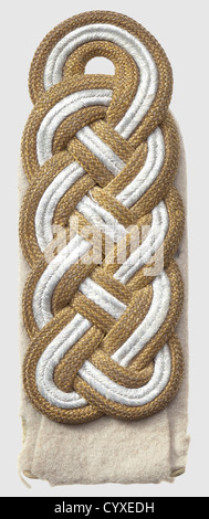 Einzelne Schultertafel 'Brigadeführer' und 'Generalmajor', Gold-Silber-Kordeln (Zellengewebe) auf mausgrauer Wollunterlage, Einnähungstyp, abgenutzte, leichte Mottenschäden, historische, historische, 1930er, 1930er, 20. Jahrhundert, Geheimdienst, Sicherheitsdienste, Polizei, Wehrdienst, Wehrdienst, NS, Nationalsozialismus, Nationalsozialismus, Nationalsozialismus, Drittes Reich, Deutsches Reich, Deutschland, Utensilien, Ausschneiden, Nazi-Faschismus, Nazi-Objekte, Ausschneiden, Nazi-Faschismus, Nazi-Zubehör, Ausschneiden, Nazi-Objekte, Nazi-Objekte, Nazi-Zubehör, Ausschneiden, Nazi-Objekte, Nazi-Objekte, Nazi-Objekte, Nazi-Faschismus Stockfoto