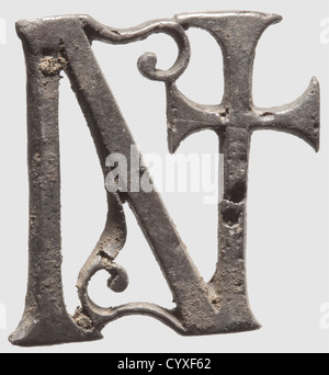 Ein römischer officerïs Gürtelbeschläge, 4. Jahrhundert n. Chr. Silber mit dunkler Patina. Fein durchbohrte Schnalle und die vier Zeichen "LEON", die Bar des "N" in Form eines Kreuzes. Zwei Armaturen in Form von Augenreizen. Alle Teile mit konserviert Befestigungsstifte auf der Rückseite. Größe 22 bis 30 mm. Seltene Gürtelbeschläge eines frühen Christen in einer hohen militärischen Position. Herkunft: Süddeutsche Privatsammlung, 70er und später. ,historisch,historisch,antikes Welt,antikes Welt,antikes Zeiten,Objekt,Objekte,Stills,Clipping,Cut-out,Cut-out,Cut-outs,mittelmeer,precio,zusätzliche-Rechte-Clearences-nicht verfügbar Stockfoto