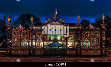 Warrington-Rathaus in der Dämmerung und Goldenes Tor Stockfoto