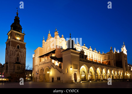 Markt und Rathausturm in der Abenddämmerung. Hauptmarkt, Krakau, Polen Stockfoto