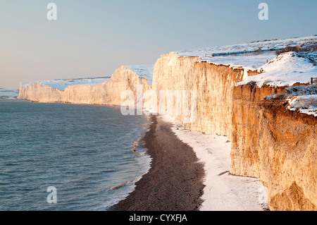 Schneebedeckte Kreidefelsen, Blick nach Westen in Richtung Cuckmere Haven von Birling Gap. Great Britain Nordeuropa UK Großbritannien Stockfoto