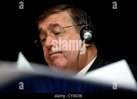 Präsident der NATO parlamentarische Versammlung Karl Lamers ist während der jährlichen Sitzung der Parlamentarischen Versammlung der NATO in Prag, Tschechische Republik, 10. November 2012 gesehen. (CTK Foto/Michal Krumphanzl) Stockfoto