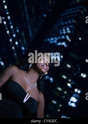 Amerikanisches Mädchen Besuch in Shinjuku Tokyo blickte zu den Wolkenkratzern in der Nacht Stockfoto