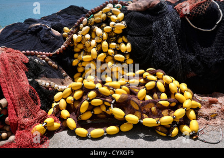 Fischernetze und gelben Schwimmer in französischen Mittelmeer-region Stockfoto