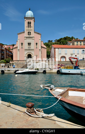 Hafen und Kirche Notre-Dame de Bonne Nouvelle angesehen von vorne in der Port-Vendres, Gemeinde auf der "Côte Vermeille" in den Pyrenäen- oder Stockfoto