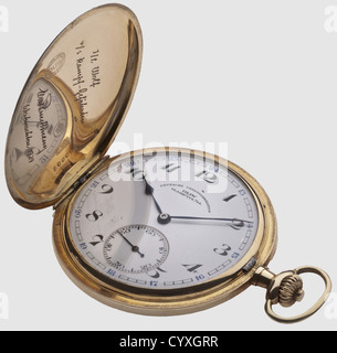 Adolf Hitler,goldene Geschenktasche Uhr von Elsa Bruckmann,Weihnachten 1929 Hersteller 'Deutsche Uhrenfabrikation Oliw Glashütte i./SA'. Das Goldgehäuse mit feiner Wellengravur und eingeflochtenem Monogramm 'AH', der Frontdeckel mit Herstellerstempel 'Glashütte-Dresden Oliw', Feingeheitsstempel '0,585' und Nummer '500094' sowie Präsentationsgravur 'I/l Wolf V/s Kampf-Gefährtin Elsa Bruckmann Weihnachten 1929'. Weißes Emailzifferblatt mit arabischen Ziffern in schwarz und blau, kleine Zweits- und Blauzeilzeiger. Gilt du historisch,historisch,1920er,20th Century,NS,National Soci,Zusatzrechte-Clearences-nicht verfügbar Stockfoto