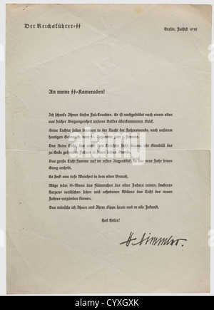 Ein Präsentationsbrief für einen yule Kerzenständer 1938,Reichsführer SS - Heinrich Himmler EIN Brief in Form einer Bescheinigung über die Schenkung eines 'yule Kerzenständers', der seinen Gebrauch beschreibt. Mit 'Berlin Yulfest 1938' auf dem Briefkopf und einer gedruckten Unterschrift des Reichsführers-SS Heinrich Himmler. Abmessungen 21 x 29.7 cm. Gefaltet und leicht geriffelt. Selten, historisch, historisch, 1930er, 20. Jahrhundert, Waffen-SS, bewaffnete Division der SS, bewaffneter Dienst, bewaffnete Dienste, NS, Nationalsozialismus, Nationalsozialismus, Drittes Reich, Deutsches Reich, Deutschland, Militär, Militaria, Utensil, Stück, Zusatzrechte-Clearences-nicht verfügbar Stockfoto