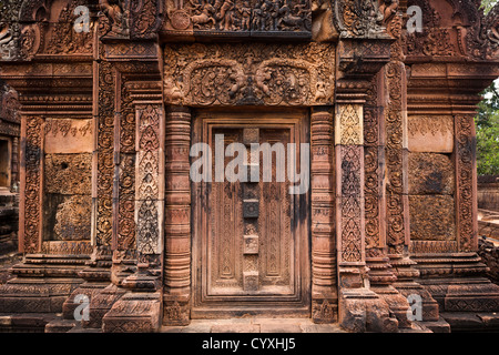 Detail der aufwendigen Schnitzereien an einer Tür an der Banteay Srei Tempel in Angkor Wat, Siem Reap, Kambodscha. UNESCO-Welterbe Stockfoto