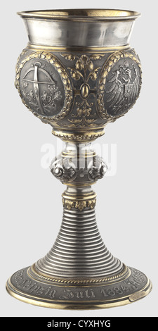 Ein silberner Pokal für das 8. Nationale Schießturnier, Leipzig, datiert 1884 Silber, geprägt, innen vergoldet, außen teilweise vergoldet (gerieben), Strapwork, Ranken-Dekoration. Die Schale mit umkranzenen Bildern des Hohenzollernadlers, das Wappen der Stadt Leipzig, zeitgemäßes Schießzubehör und eine historische Armbrust. Die Basis umrahmt von einer Inschrift in gotischer Schrift 'Achtes Deutsches Bundessschiessen Leipzig Juli 1884.', Herstellermarke 'C. E. Keyser Leipzig' und Feingehalt '800'. Höhe 20.8 cm. Gewicht 222.5 g. Ra,Zusätzliche-Rechte-Clearences-Nicht Verfügbar Stockfoto