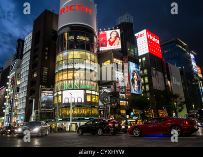 Ginza 4-Chome Kreuzung in der Dämmerung. Tokyo, Japan Stockfoto