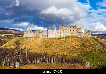 Die Ruinen der Ruthven Barracks bei Kingussie in Highland Scotland von der B970 aus gesehen Stockfoto