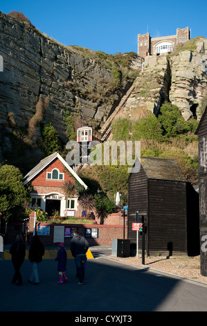 Die East Hill-Standseilbahn in Hastings, England, mit Fischer net Geschäfte im Vordergrund Stockfoto