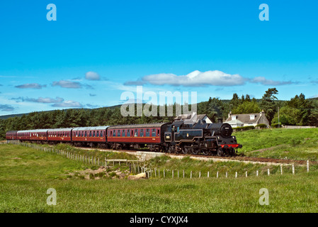 Ex-British Railways 2-6-4 t 80105 Tank Dampfmaschine zieht erhalten einen Zug an der Strathspey Railway nördlich von Boat of Garten Stockfoto