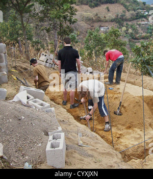 Studenten UK Lücke Jahr freiwillige Arbeit in Guatemala bauen Häuser für die Armen. Stockfoto