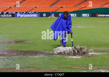 WASHINGTON, DC - 23. JULI: Das Wartungspersonal räumt Wasser vom Spielfeld ab, nachdem ein schwerer Sturm am 23. Juli 2008 in Washington, DC eine Verzögerung des Major League Soccer Matches zwischen den Houston Dynamo und DC United im RFK Stadium verursacht hatte. Kommerzielle Nutzung verboten. (Foto: Jonathan Paul Larsen / Diadem Images) Stockfoto