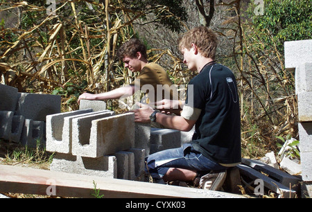 Studenten UK Lücke Jahr freiwillige Arbeit in Guatemala bauen Häuser für die Armen. Stockfoto