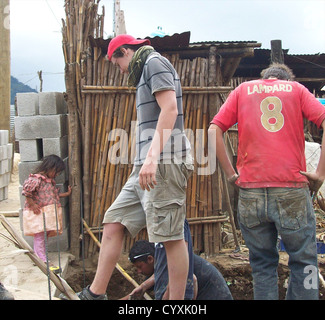 Studenten UK Lücke Jahr freiwillige Arbeit in Guatemala bauen Häuser für die Armen. Stockfoto