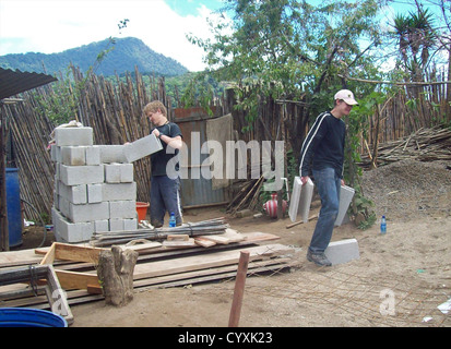 Studenten UK Lücke Jahr freiwillige Arbeit in Guatemala bauen Häuser für die Armen. Stockfoto