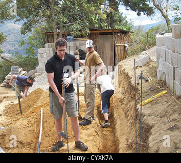 Studenten UK Lücke Jahr freiwillige Arbeit in Guatemala bauen Häuser für die Armen. Stockfoto