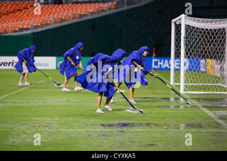 WASHINGTON, DC - 23. JULI: Das Wartungspersonal räumt Wasser vom Spielfeld ab, nachdem ein schwerer Sturm am 23. Juli 2008 in Washington, DC eine Verzögerung des Major League Soccer Matches zwischen den Houston Dynamo und DC United im RFK Stadium verursacht hatte. Kommerzielle Nutzung verboten. (Foto: Jonathan Paul Larsen / Diadem Images) Stockfoto