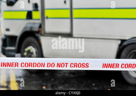 "Innere Cordon" Band um eine Sicherheitswarnung in Belfast mit britische Armee "Bomb Squad" von 321 EOD, Royal Logistik Corp van im Hintergrund. Stockfoto