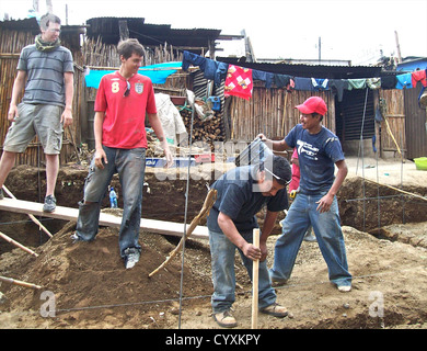 Studenten UK Lücke Jahr freiwillige Arbeit in Guatemala Bau von Häusern für arme Familien in Guatemala Stockfoto