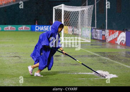 WASHINGTON, DC - 23. JULI: Das Wartungspersonal räumt Wasser vom Spielfeld ab, nachdem ein schwerer Sturm am 23. Juli 2008 in Washington, DC eine Verzögerung des Major League Soccer Matches zwischen den Houston Dynamo und DC United im RFK Stadium verursacht hatte. Kommerzielle Nutzung verboten. (Foto: Jonathan Paul Larsen / Diadem Images) Stockfoto