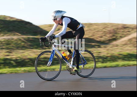 Gravesend Winter Duathlon Ausdauer Sprintrennen bei Geschwindigkeit Triathlon Bikes, die sanften Hügel klettern, auf Road-Rennstrecke Stockfoto