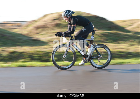 Gravesend Winter Duathlon Ausdauer Sprintrennen bei Geschwindigkeit Triathlon Bikes, die sanften Hügel klettern, auf Road-Rennstrecke Stockfoto