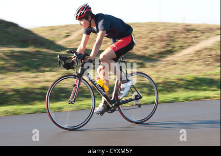 Gravesend Winter Duathlon Ausdauer Sprintrennen bei Geschwindigkeit Triathlon Bikes, die sanften Hügel klettern, auf Road-Rennstrecke Stockfoto