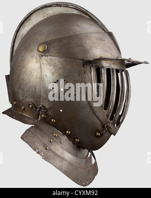 Ein deutscher Kuirassier-Helm, um 1620 zweiteiliger geschmiedeter Totenkopf mit schmalem, unter Kamm gedrehtem Hals mit einer genieteten, eisernen Federmuffe mit gerillter Verzierung.schwenkbares Visier mit Spitze und fein gerippten Verschlüssen.die Biegespitze mit runden Piercings zum Hören auf der Seite.zwei Haken-und-Ösen-Verschlüsse auf der rechten Seite.kontinuierliche Original-Nieten mit Messing beschichtet.Halsband gleitend Auf drei Damen fehlt der Nackenschutz.die Nieten des Scharniers für das Visier sind lose.Höhe 30 cm.schöner, makelloser Helm in gutem Originalzustand,historisch,historisch,Zusatz-Rechte-Clearences-nicht verfügbar Stockfoto