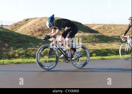 Gravesend Winter Duathlon Ausdauer Sprintrennen bei Geschwindigkeit Triathlon Bikes, die sanften Hügel klettern, auf Road-Rennstrecke Stockfoto