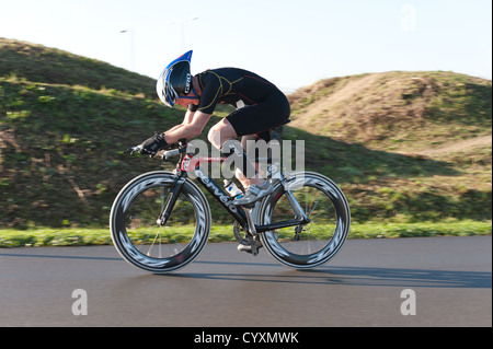 Gravesend Winter Duathlon Ausdauer Sprintrennen bei Geschwindigkeit Triathlon Bikes, die sanften Hügel klettern, auf Road-Rennstrecke Stockfoto