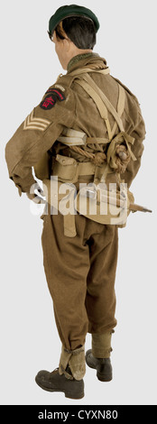 ARMEES ALLIEES 1939-1945,Commando du Premier Bataillon de Fusiliers Marins,dit 'Commando Kieffer'. Sur Mannequin complet(main droite manquante,la Gauche collée),comprenant un béret vert de commando,pourtour cuir,marqué sur la doublure noire 'Kangol Wear Limited',flèche du WD,'1944',taille '6 1/4'(restes d'étiquette Papier déchirée),insigne '1er Bllon F.M. COMMANDO', revers marqué 'J R GAUNT C1943'. Blouson de Battledress Anglais Muster 1940 avec tous ses boutons,étiquette intérieure 'A. Elbaum & Co Ltd, 1945(?)', Tampon de taille '15'. Insignes,Additional-Rights-Clearences-Not Available Stockfoto